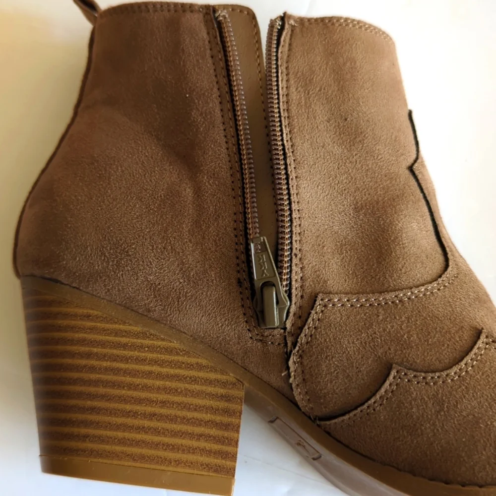 American Rag Tan Kayyla Booties Pointed Toe Faux Suede Inside Zip Size 6.5